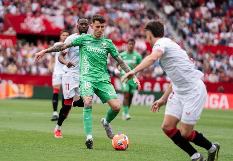 aoa体育直播-克劳撒主场战胜对手，保级形势稳定(克劳萨的定位是什么?答题格式kof+答案)