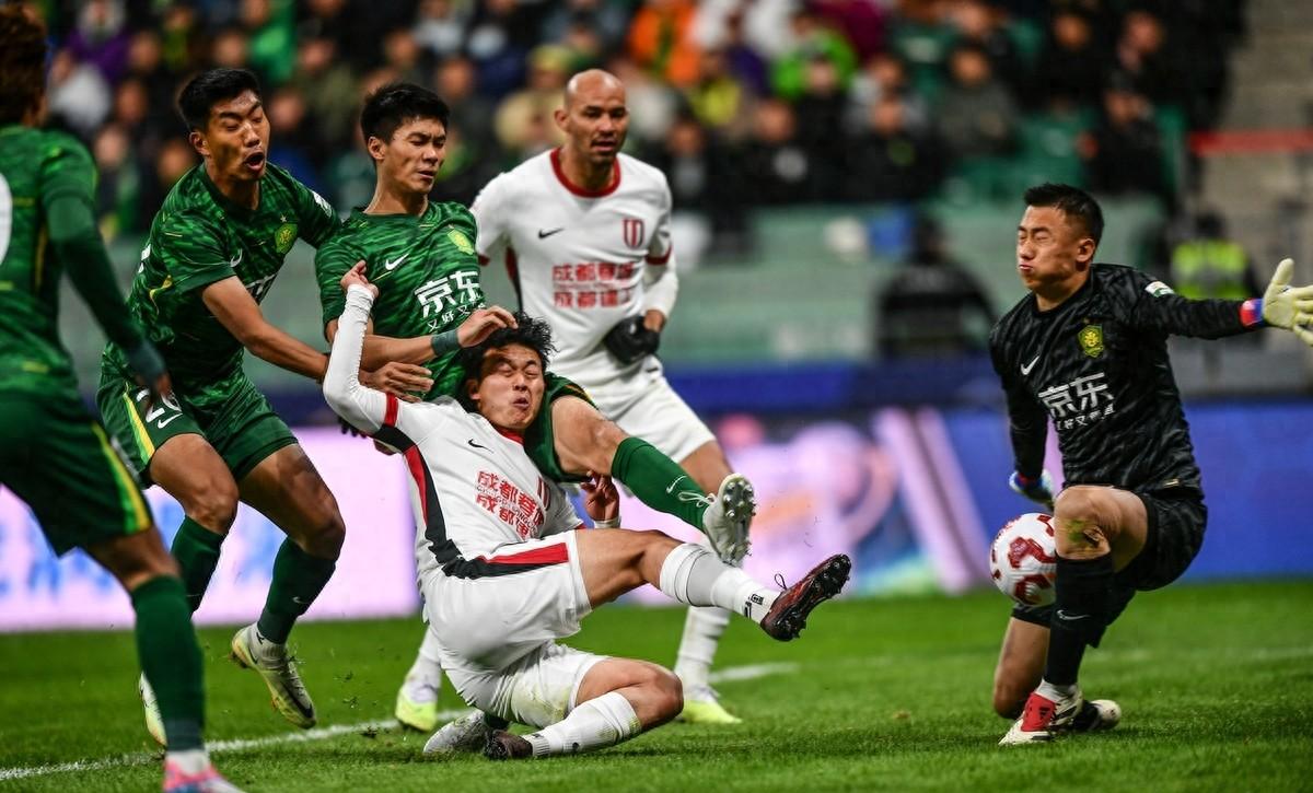 aoa体育活动-包含在北京国安赛场上演欧洲杯，失误，引发教练席炸锅的词条