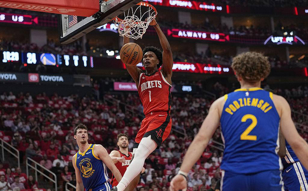 aoa体育课程-比赛中出现关键时刻，球员拼尽全力争胜的简单介绍