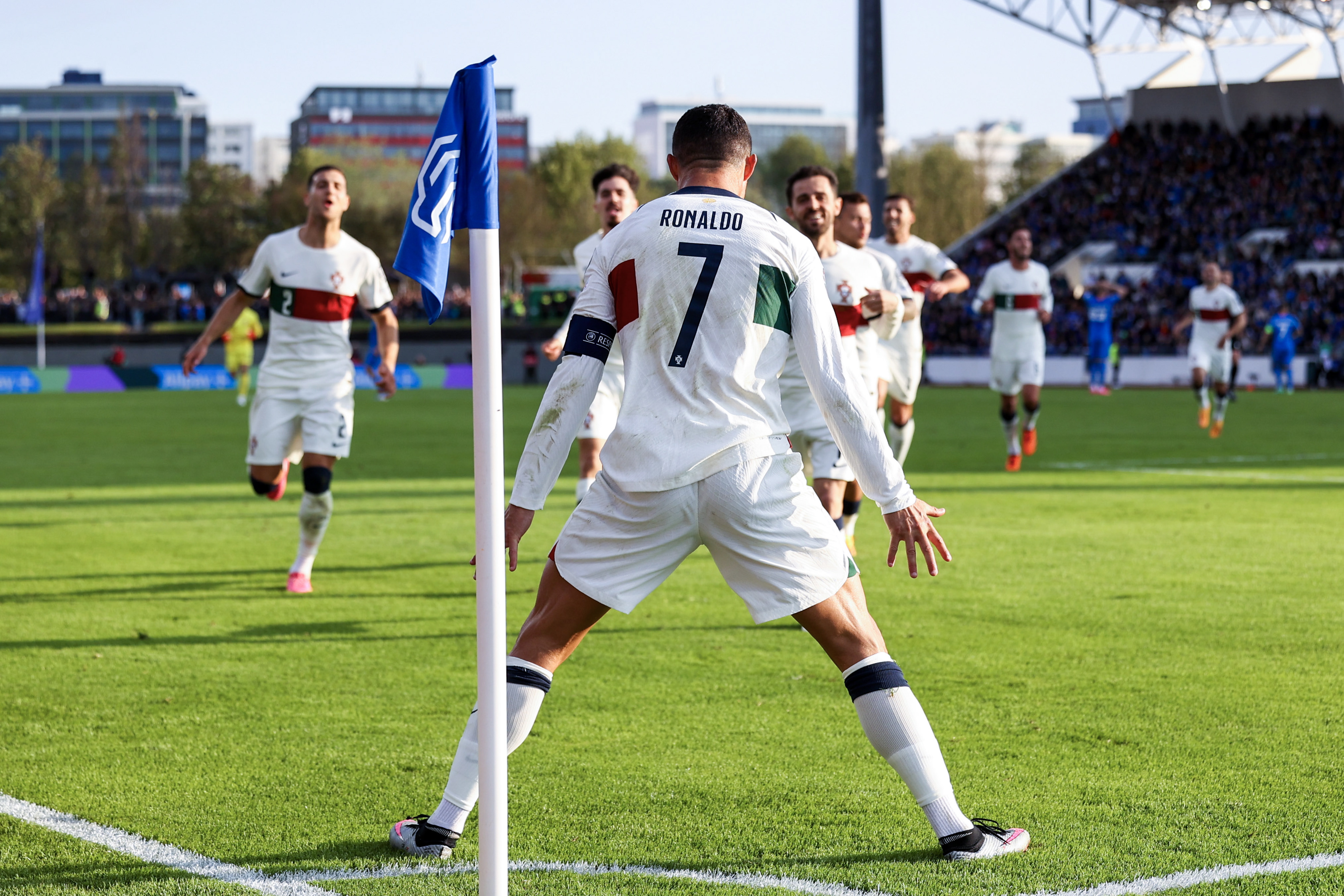 aoa体育-精彩纷呈的欧锦赛预选赛：全面解读各组赛况的简单介绍