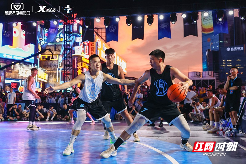 aoa体育课程-篮球巨星交流赛落幕，球迷为精彩表现喝彩的简单介绍