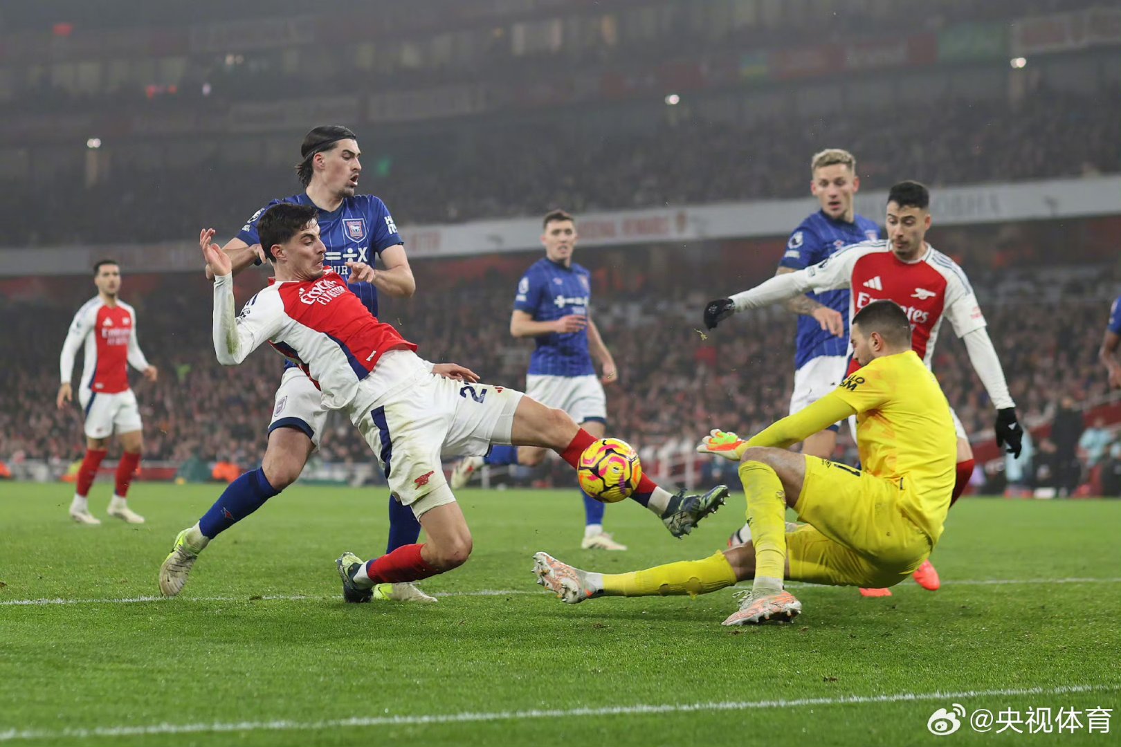 aoa体育教练-阿森纳主场不敌，战绩再次遭遇困境！