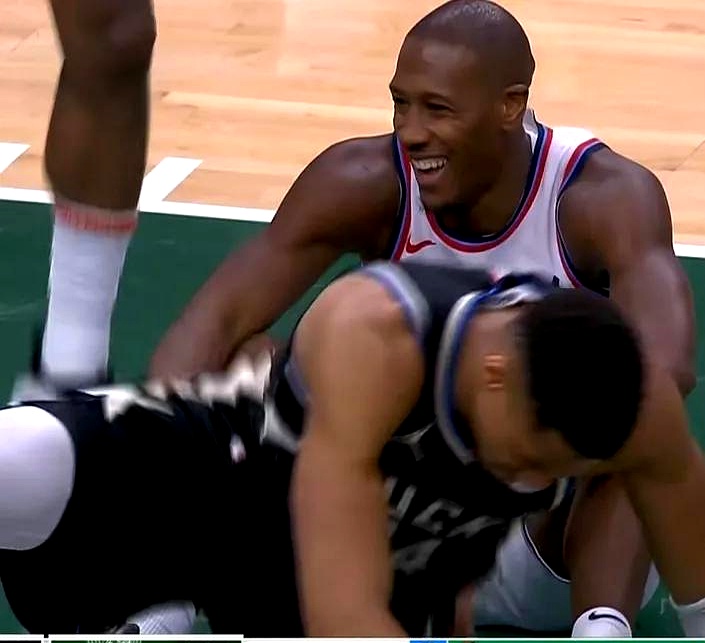 关于雄鹿核心球员受伤消息传来,或将影响战术部署的信息 关于雄鹿核心球员受伤消息传来,或将影响战术部署的信息