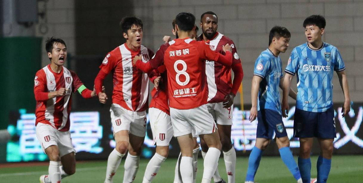 aoa体育直播-新援表现令人期待，球迷心热不减