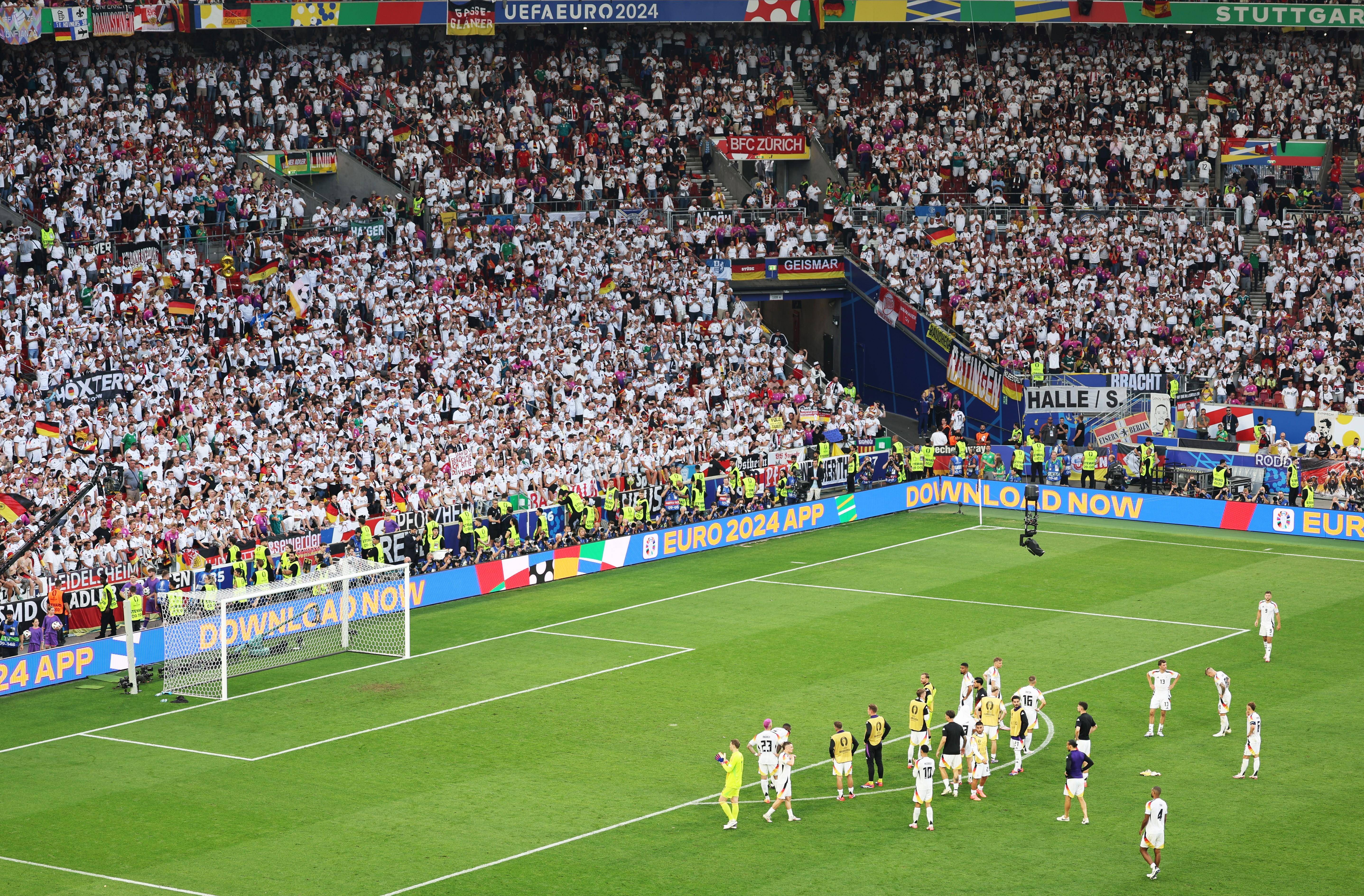 aoa体育官网-足球联赛擂台对决，场面火爆刺激