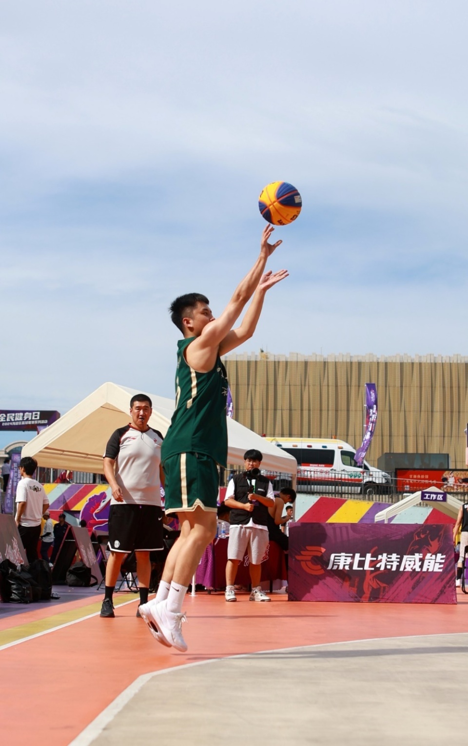 aoa体育馆-比赛中球员斗志昂扬，奋力拼搏
