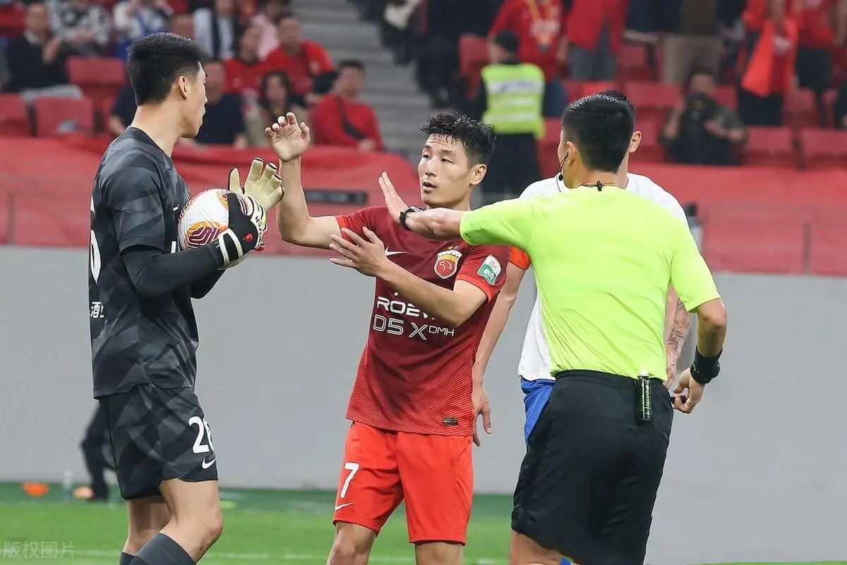 包含客场争议判罚,球队遭遇比赛红牌风波的词条 包含客场争议判罚,球队遭遇比赛红牌风波的词条