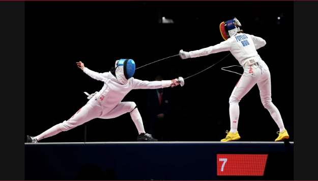 瑞典选手在击剑赛事中喜获金牌 瑞典选手在击剑赛事中喜获金牌