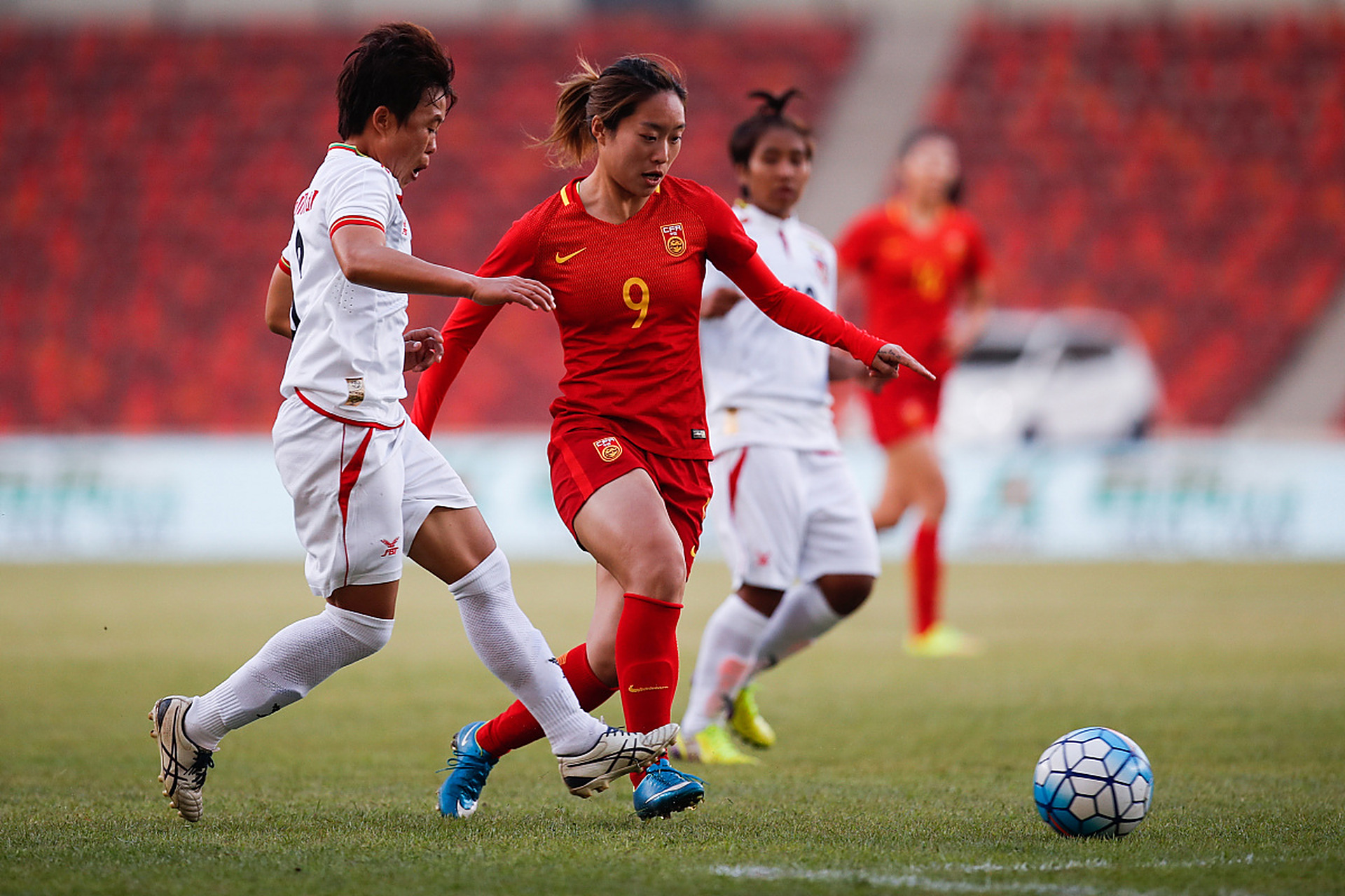 aoa体育馆-中国女足队员在比赛中展现出优秀比赛心态