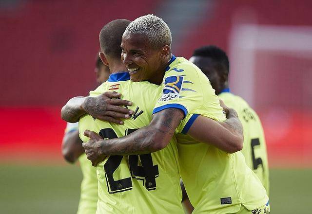 aoa体育直播-阿拉维斯逆袭战胜强敌，实力获得认可