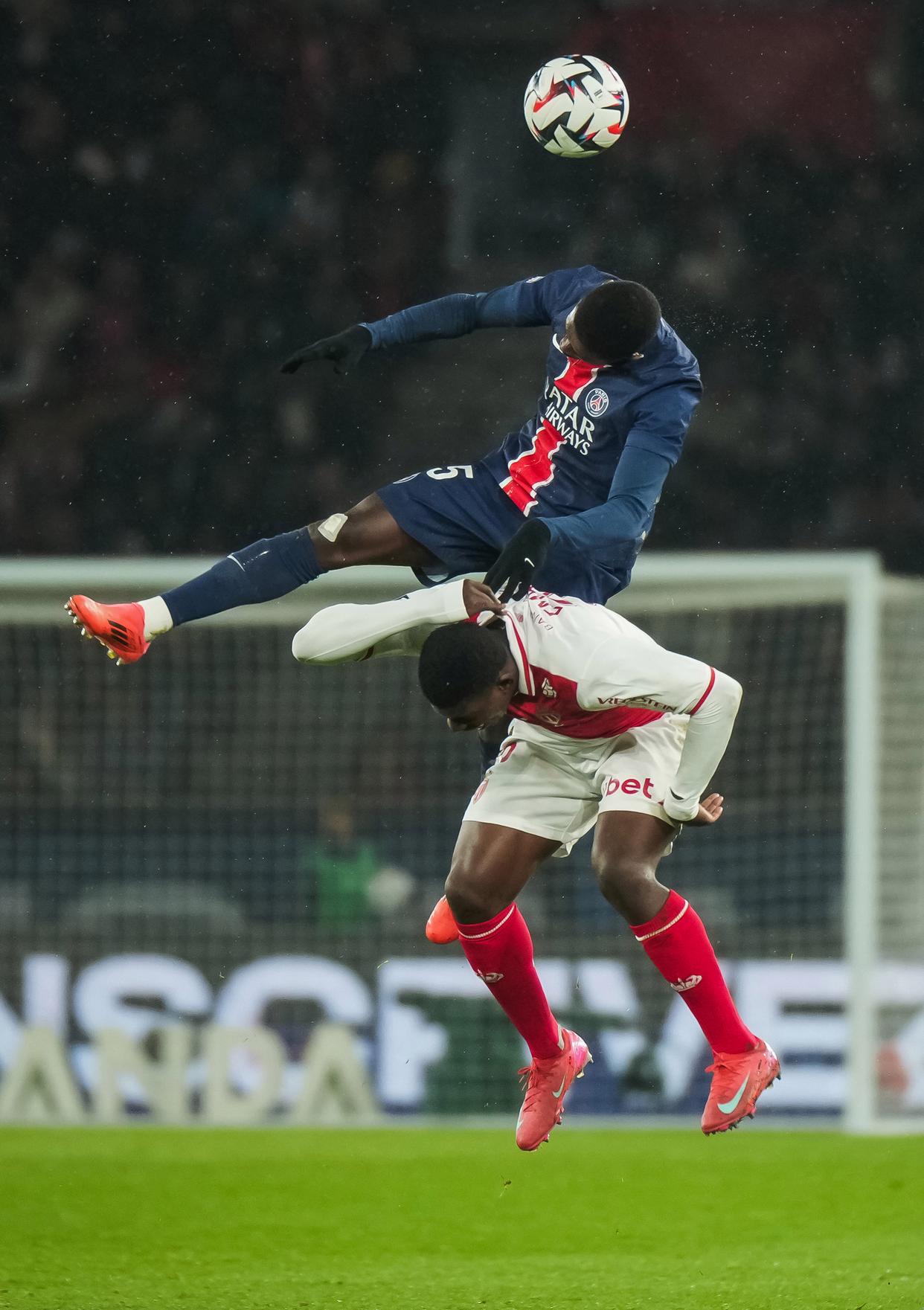 摩纳哥主场大胜里昂,领跑法甲 摩纳哥主场大胜里昂,领跑法甲