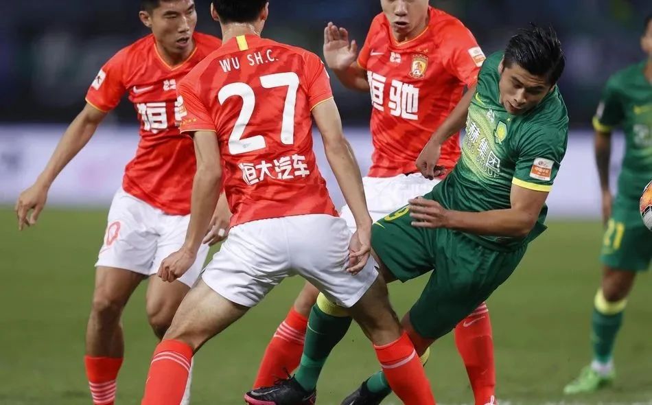 aoa体育官网-实力较量！恒大挑战国安，中超强强对话谁能占上风