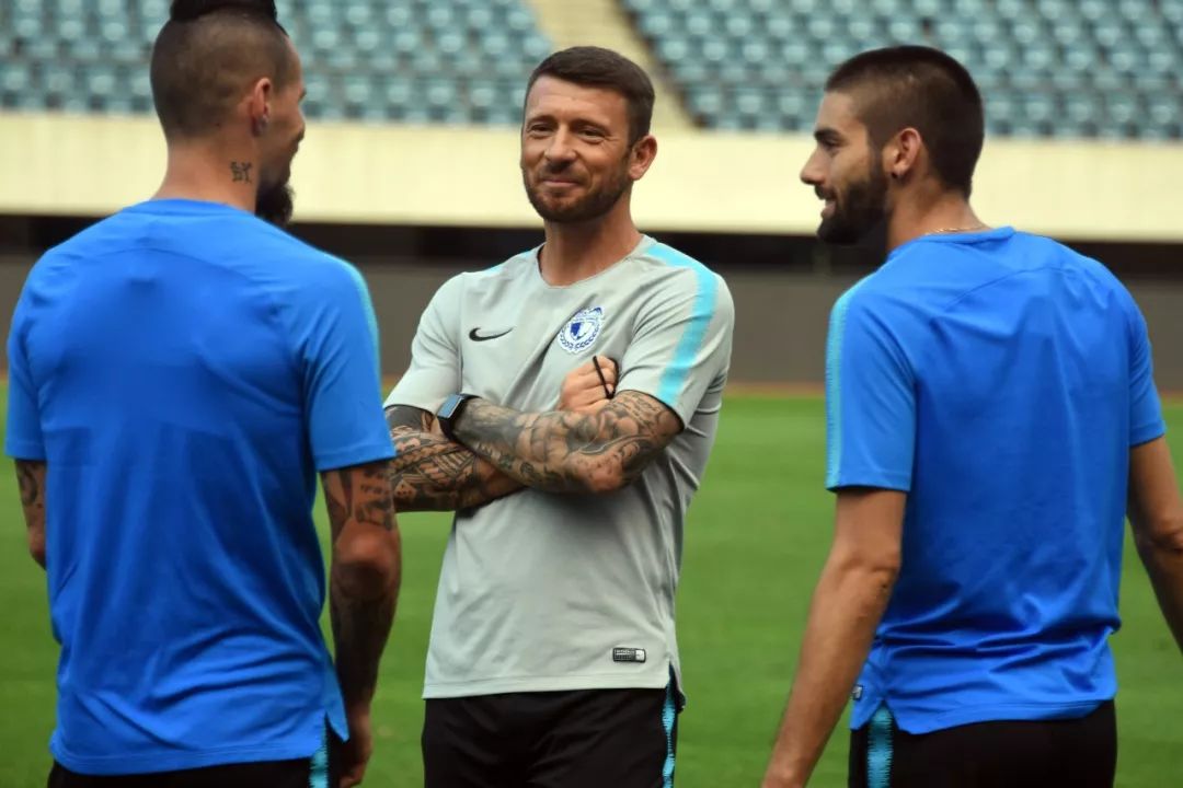 尼斯队球员们合作默契夺得胜利 尼斯队球员们合作默契夺得胜利