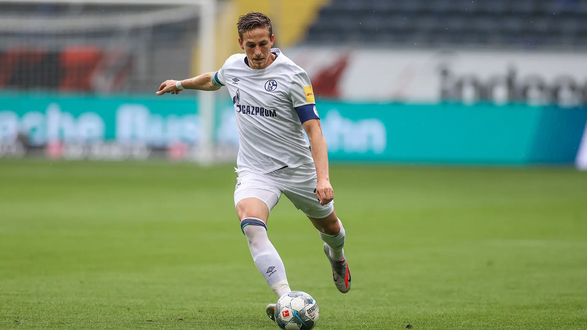 沙尔克04惨败于不伦瑞克，保级希望渺茫