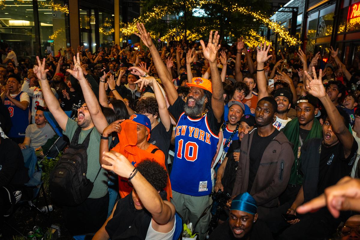 包含湖南球迷聚集球场外庆祝胜利,欢呼声震耳欲聋的词条 包含湖南球迷聚集球场外庆祝胜利,欢呼声震耳欲聋的词条