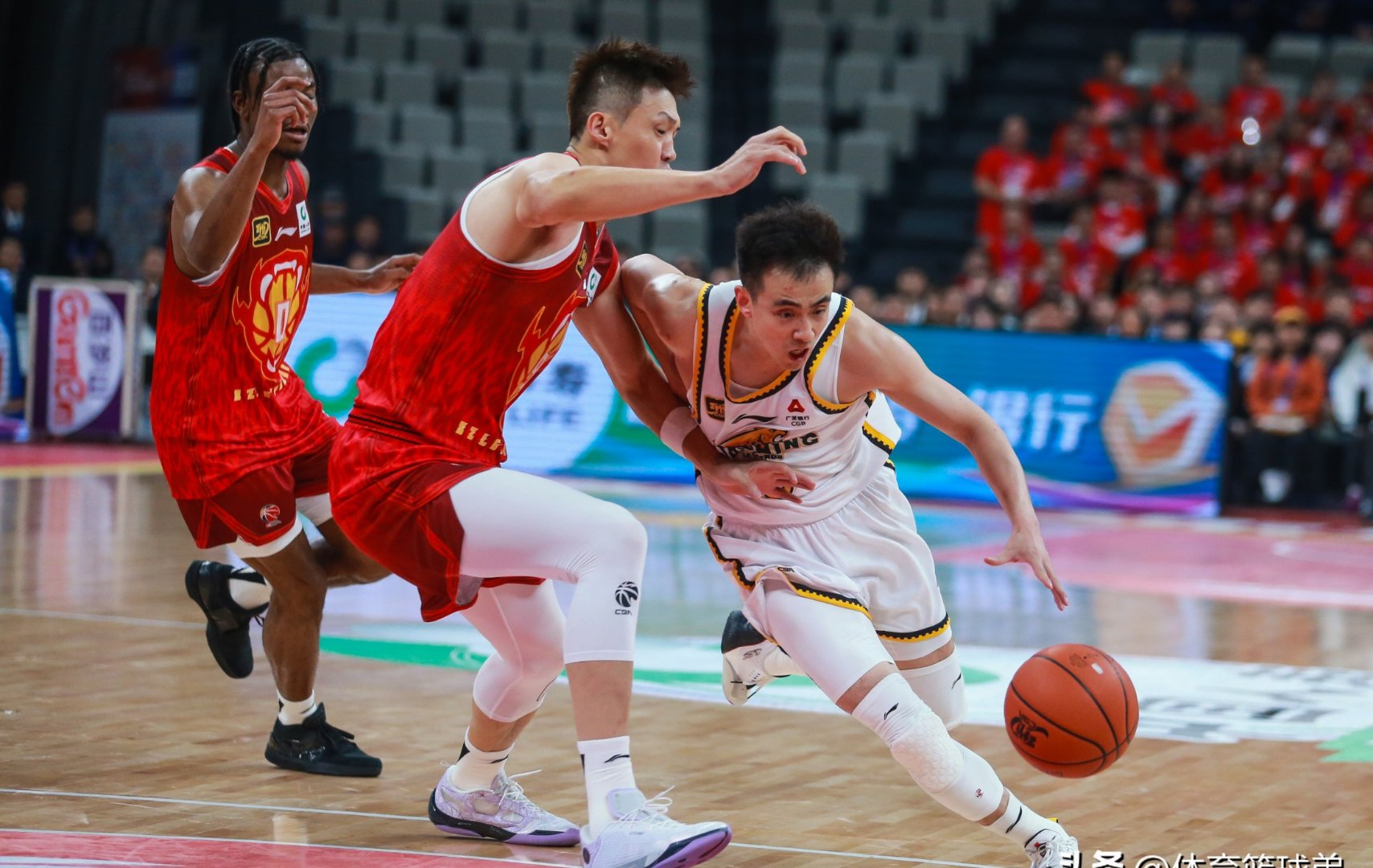 aoa体育课程-吉林队大胜四川队，球员表现稳定