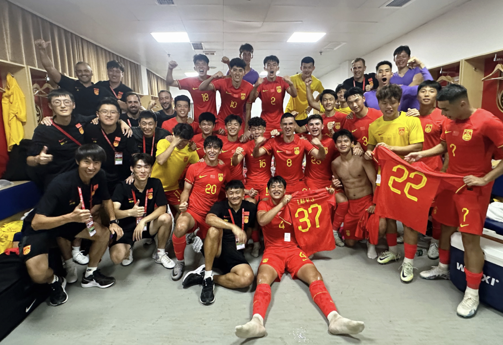 aoa体育新闻-越南代表团在国际足球赛事中展现实力